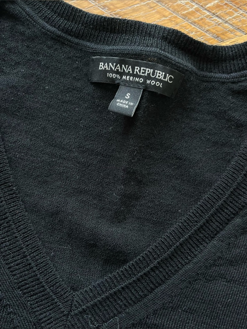 💙 Banana Republic Black V-Neck Sweater - Fine Gauge Merino Wool - Minimalist - Picture 3 of 7